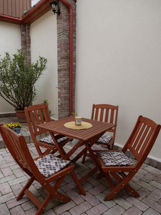 Varfal Apartman Eger Buitenkant foto