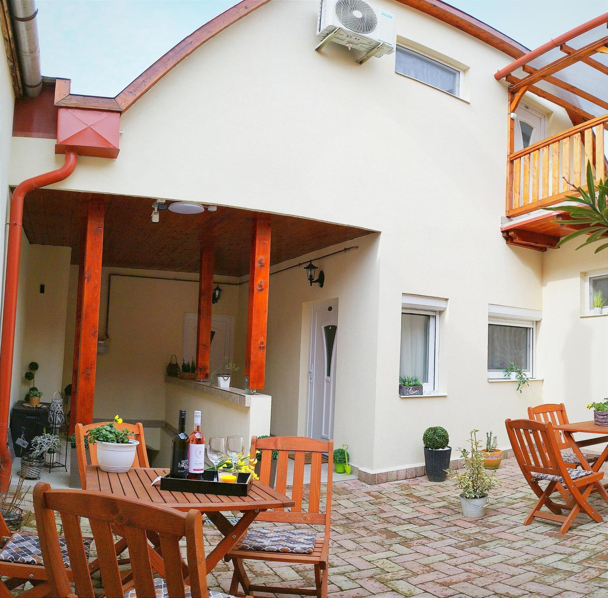 Varfal Apartman Eger Buitenkant foto