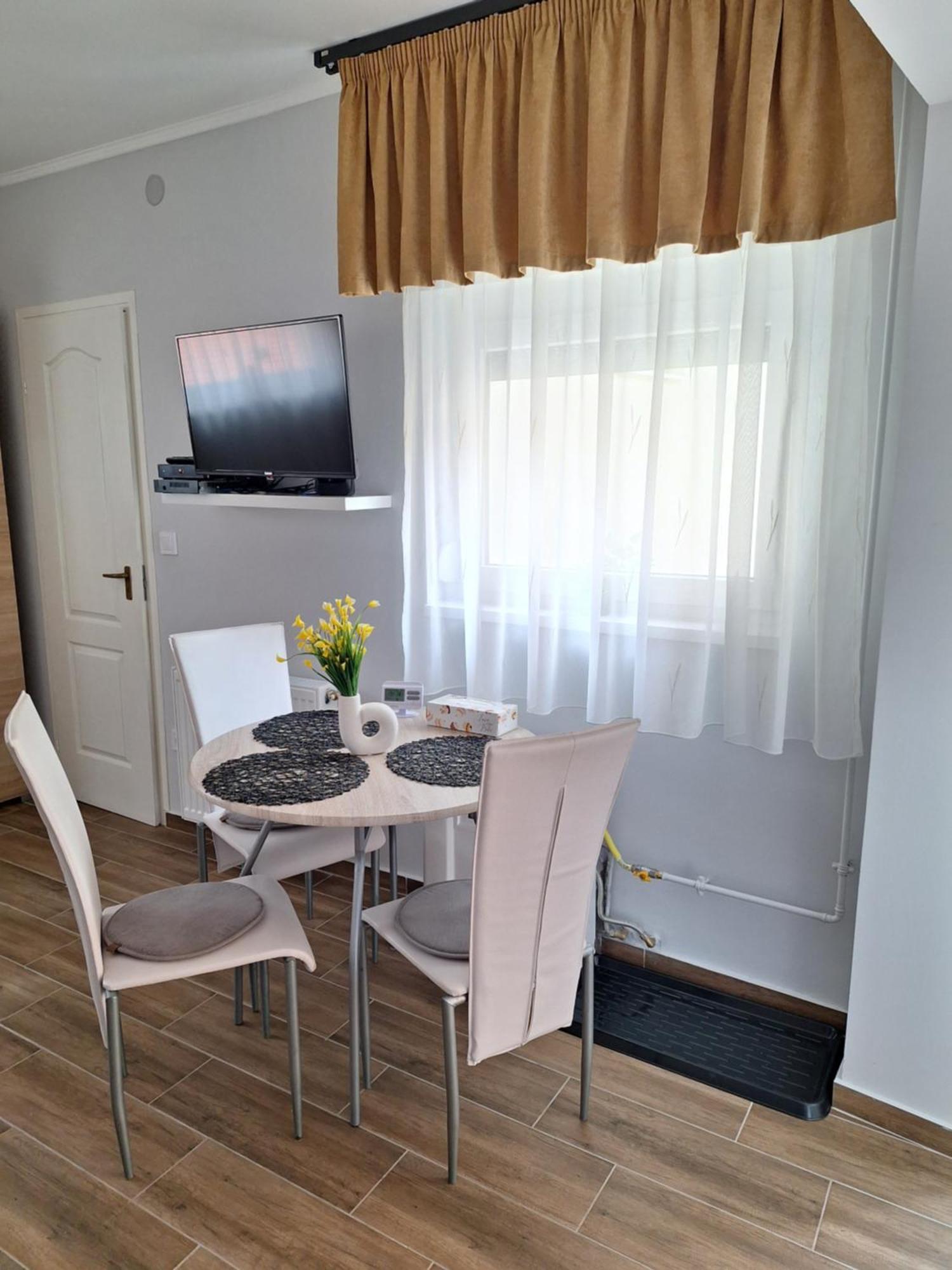 Varfal Apartman Eger Buitenkant foto